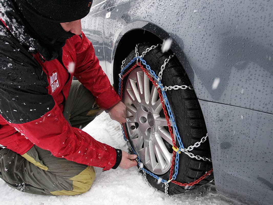 Schneeketten für LKW: Tipps zur Auswahl und Montage bei Schneeketten4u