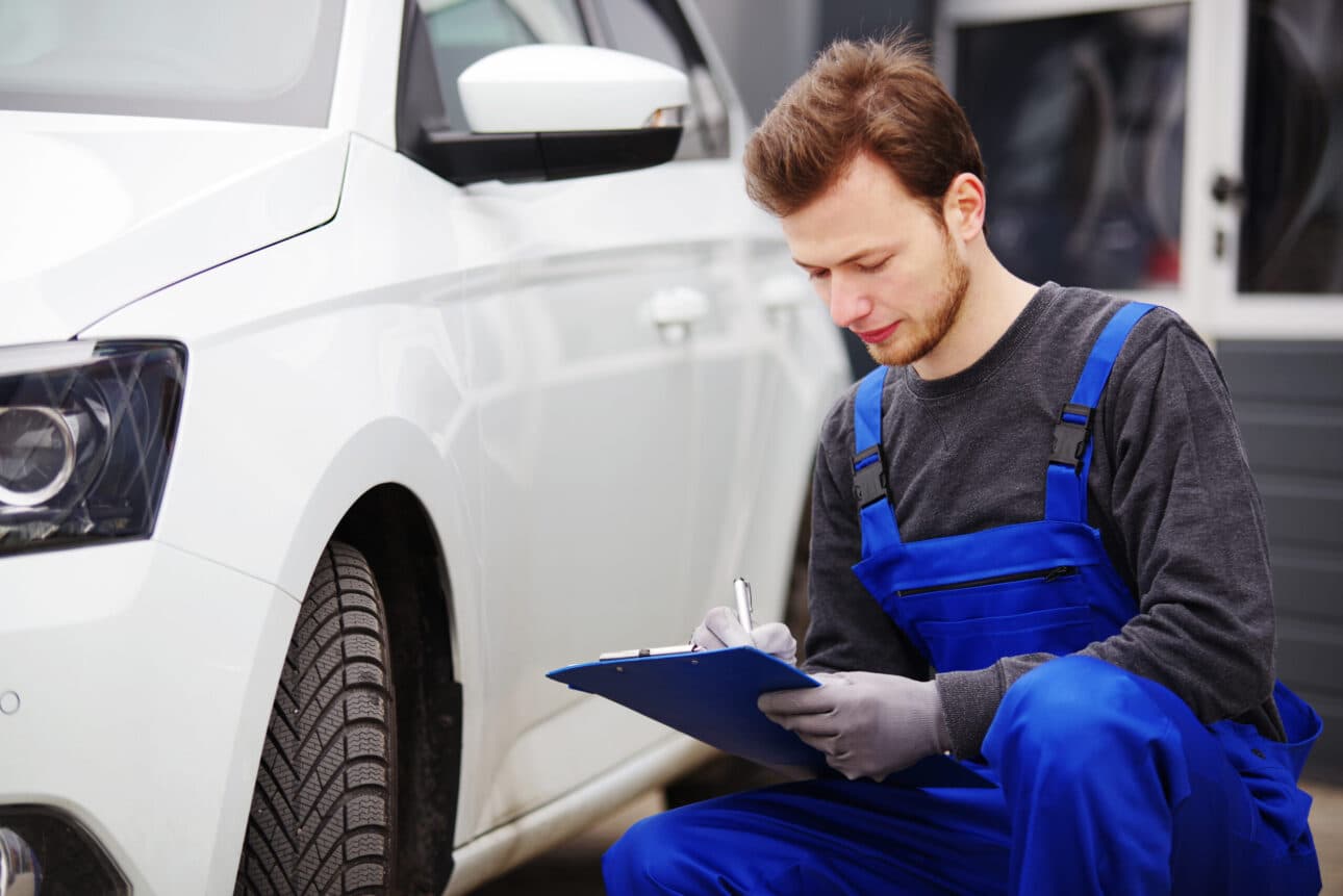 Lizenzierter Fachmann, der für seine hervorragende Bewertung von Automobilanlagen bekannt ist