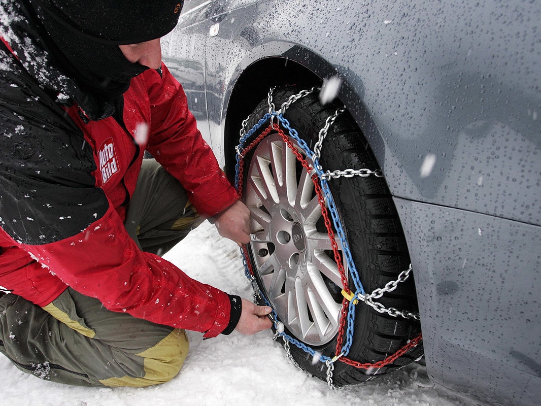 Schneeketten für LKW: Tipps zur Auswahl und Montage bei Schneeketten4u